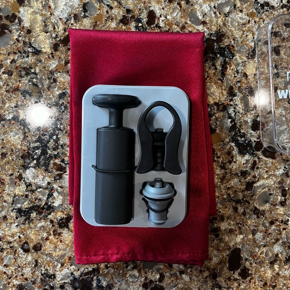 New Metrokane Wine Preserver Vacuum Pump With 2 Stoppers Black w/ Storage Case! - Picture 2 of 5